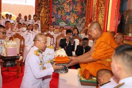  ในหลวง  โปรดเกล้าฯ ให้องคมนตรี เชิญสัญญาบัตร พัดยศ และผ้าไตร ไปถวายแด่พระภิกษุ ที่ทรงตั้งสมณศักดิ์ เป็นพระราชาคณะชั้นสามัญ 
