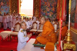  ในหลวง  โปรดเกล้าฯ ให้องคมนตรี เชิญสัญญาบัตร พัดยศ และผ้าไตร ไปถวายแด่พระภิกษุ ที่ทรงตั้งสมณศักดิ์ เป็นพระราชาคณะชั้นสามัญ 