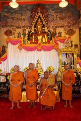  ในหลวง  โปรดเกล้าฯ ให้องคมนตรี เชิญสัญญาบัตร พัดยศ และผ้าไตร ไปถวายแด่พระภิกษุ ที่ทรงตั้งสมณศักดิ์ เป็นพระราชาคณะชั้นสามัญ 