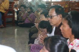 แรงศรัทธาไม่เสื่อมคลาย! ชาวบางเสาธงร่วมใจหลั่งไหลสู่วัดบัวโรย ในวันสุดท้ายของงานประจำปี