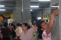 แรงศรัทธาไม่เสื่อมคลาย! ชาวบางเสาธงร่วมใจหลั่งไหลสู่วัดบัวโรย ในวันสุดท้ายของงานประจำปี