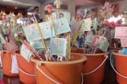 แรงศรัทธาไม่เสื่อมคลาย! ชาวบางเสาธงร่วมใจหลั่งไหลสู่วัดบัวโรย ในวันสุดท้ายของงานประจำปี