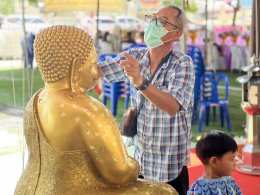 แรงศรัทธาไม่เสื่อมคลาย! ชาวบางเสาธงร่วมใจหลั่งไหลสู่วัดบัวโรย ในวันสุดท้ายของงานประจำปี