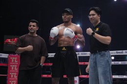 "เจ้าหนูมหัศจรรย์" ไทเกอร์ มาร์ช กำปั้นลูกครึ่งไทย-จีนวัย 14 ปีพกสไตล์การชกบู๊ดุดันคว่ำ เกียรติพล กระแอ นักชกวัย 31 ปีน็อคยก 1 ในการชกเป็นคู่เอก The Fighter World Boxing