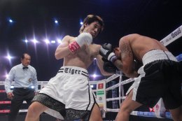 "เจ้าหนูมหัศจรรย์" ไทเกอร์ มาร์ช กำปั้นลูกครึ่งไทย-จีนวัย 14 ปีพกสไตล์การชกบู๊ดุดันคว่ำ เกียรติพล กระแอ นักชกวัย 31 ปีน็อคยก 1 ในการชกเป็นคู่เอก The Fighter World Boxing