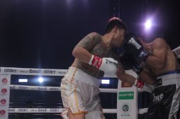 "เจ้าหนูมหัศจรรย์" ไทเกอร์ มาร์ช กำปั้นลูกครึ่งไทย-จีนวัย 14 ปีพกสไตล์การชกบู๊ดุดันคว่ำ เกียรติพล กระแอ นักชกวัย 31 ปีน็อคยก 1 ในการชกเป็นคู่เอก The Fighter World Boxing