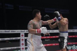 "เจ้าหนูมหัศจรรย์" ไทเกอร์ มาร์ช กำปั้นลูกครึ่งไทย-จีนวัย 14 ปีพกสไตล์การชกบู๊ดุดันคว่ำ เกียรติพล กระแอ นักชกวัย 31 ปีน็อคยก 1 ในการชกเป็นคู่เอก The Fighter World Boxing