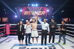 "เจ้าหนูมหัศจรรย์" ไทเกอร์ มาร์ช กำปั้นลูกครึ่งไทย-จีนวัย 14 ปีพกสไตล์การชกบู๊ดุดันคว่ำ เกียรติพล กระแอ นักชกวัย 31 ปีน็อคยก 1 ในการชกเป็นคู่เอก The Fighter World Boxing