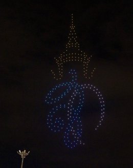 ททท. สนับสนุนโดรน 500 ลำ แสดงแปรอักษรบนท้องฟ้า น้อมรำลึกพระมหากรุณาธิคุณ สมเด็จพระพันปีหลวง ในงาน ลอยกระทง สายธารา นครชากังราว จังหวัดกำแพงเพชร