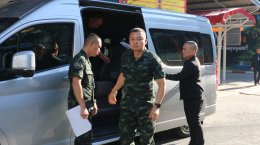 สมุทรปราการ : FC แม่ทัพกุ้งแห่ต้อนรับ  หลังเดินทางมาบรรยาให้คณะนักเรียน ครูโรงเรียนสมุทรปราการ รู้รักความสามัคคีต่อชาติ ศาสนา และพระมหากษัตย์