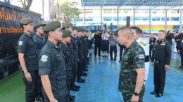 สมุทรปราการ : FC แม่ทัพกุ้งแห่ต้อนรับ  หลังเดินทางมาบรรยาให้คณะนักเรียน ครูโรงเรียนสมุทรปราการ รู้รักความสามัคคีต่อชาติ ศาสนา และพระมหากษัตย์