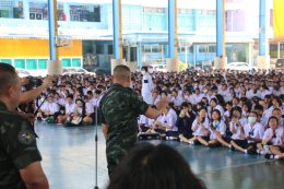 สมุทรปราการ : FC แม่ทัพกุ้งแห่ต้อนรับ  หลังเดินทางมาบรรยาให้คณะนักเรียน ครูโรงเรียนสมุทรปราการ รู้รักความสามัคคีต่อชาติ ศาสนา และพระมหากษัตย์