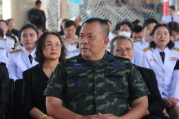 สมุทรปราการ : FC แม่ทัพกุ้งแห่ต้อนรับ  หลังเดินทางมาบรรยาให้คณะนักเรียน ครูโรงเรียนสมุทรปราการ รู้รักความสามัคคีต่อชาติ ศาสนา และพระมหากษัตย์