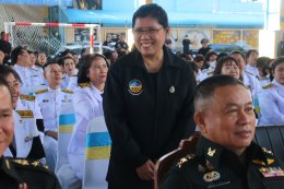 สมุทรปราการ : FC แม่ทัพกุ้งแห่ต้อนรับ  หลังเดินทางมาบรรยาให้คณะนักเรียน ครูโรงเรียนสมุทรปราการ รู้รักความสามัคคีต่อชาติ ศาสนา และพระมหากษัตย์