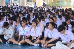 สมุทรปราการ : FC แม่ทัพกุ้งแห่ต้อนรับ  หลังเดินทางมาบรรยาให้คณะนักเรียน ครูโรงเรียนสมุทรปราการ รู้รักความสามัคคีต่อชาติ ศาสนา และพระมหากษัตย์