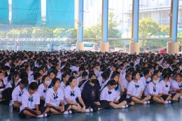 สมุทรปราการ : FC แม่ทัพกุ้งแห่ต้อนรับ  หลังเดินทางมาบรรยาให้คณะนักเรียน ครูโรงเรียนสมุทรปราการ รู้รักความสามัคคีต่อชาติ ศาสนา และพระมหากษัตย์