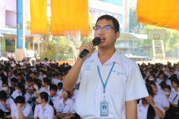 สมุทรปราการ : FC แม่ทัพกุ้งแห่ต้อนรับ  หลังเดินทางมาบรรยาให้คณะนักเรียน ครูโรงเรียนสมุทรปราการ รู้รักความสามัคคีต่อชาติ ศาสนา และพระมหากษัตย์