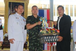 สมุทรปราการ : FC แม่ทัพกุ้งแห่ต้อนรับ  หลังเดินทางมาบรรยาให้คณะนักเรียน ครูโรงเรียนสมุทรปราการ รู้รักความสามัคคีต่อชาติ ศาสนา และพระมหากษัตย์