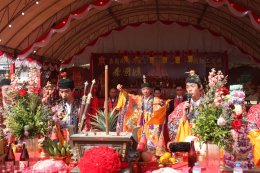 สมุทรสาคร :  ชาวไทย-ไต้หวัน แห่ขอพรองค์เจ้าแม่ทับทิม และร่วมพิธีวางศิลาฤกษ์ศาลเจ้าหลังใหม่ เพื่อความเป็นสิริมงคลช่วงเทศกาลปีใหม่ 