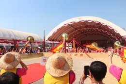 สมุทรสาคร :  ชาวไทย-ไต้หวัน แห่ขอพรองค์เจ้าแม่ทับทิม และร่วมพิธีวางศิลาฤกษ์ศาลเจ้าหลังใหม่ เพื่อความเป็นสิริมงคลช่วงเทศกาลปีใหม่ 