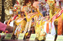 สมุทรสาคร :  ชาวไทย-ไต้หวัน แห่ขอพรองค์เจ้าแม่ทับทิม และร่วมพิธีวางศิลาฤกษ์ศาลเจ้าหลังใหม่ เพื่อความเป็นสิริมงคลช่วงเทศกาลปีใหม่ 