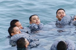 กองเรือปฏิบัติการทัพเรือภาคที่ 1 ร่วมกับ ชมรมกู้ภัยทางน้ำและทางทะเล จัดฝึกอบรมการเอาชีวิตรอดในทะเล