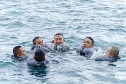 กองเรือปฏิบัติการทัพเรือภาคที่ 1 ร่วมกับ ชมรมกู้ภัยทางน้ำและทางทะเล จัดฝึกอบรมการเอาชีวิตรอดในทะเล