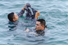 กองเรือปฏิบัติการทัพเรือภาคที่ 1 ร่วมกับ ชมรมกู้ภัยทางน้ำและทางทะเล จัดฝึกอบรมการเอาชีวิตรอดในทะเล