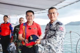 กองเรือปฏิบัติการทัพเรือภาคที่ 1 ร่วมกับ ชมรมกู้ภัยทางน้ำและทางทะเล จัดฝึกอบรมการเอาชีวิตรอดในทะเล