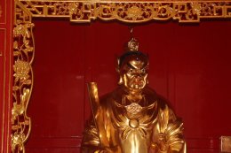 ป้าเชง บุญไทย ตั้งเด่นไชย ประธานในพิธีบวงสรวง บรรจุยันต์ดวง ใต้ฐาน องค์เทพเจ้าเตียวฮู้เทียนซือ หรือ เตี่ยวเทียนซื่อ