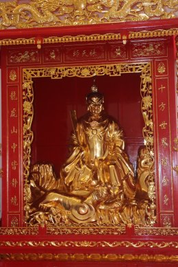 ป้าเชง บุญไทย ตั้งเด่นไชย ประธานในพิธีบวงสรวง บรรจุยันต์ดวง ใต้ฐาน องค์เทพเจ้าเตียวฮู้เทียนซือ หรือ เตี่ยวเทียนซื่อ