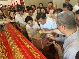 ป้าเชง บุญไทย ตั้งเด่นไชย ประธานในพิธีบวงสรวง บรรจุยันต์ดวง ใต้ฐาน องค์เทพเจ้าเตียวฮู้เทียนซือ หรือ เตี่ยวเทียนซื่อ