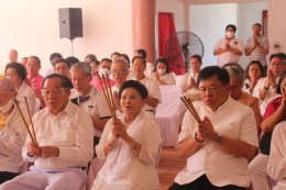 ป้าเชง บุญไทย ตั้งเด่นไชย ประธานในพิธีบวงสรวง บรรจุยันต์ดวง ใต้ฐาน องค์เทพเจ้าเตียวฮู้เทียนซือ หรือ เตี่ยวเทียนซื่อ