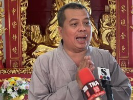 ป้าเชง บุญไทย ตั้งเด่นไชย ประธานในพิธีบวงสรวง บรรจุยันต์ดวง ใต้ฐาน องค์เทพเจ้าเตียวฮู้เทียนซือ หรือ เตี่ยวเทียนซื่อ