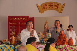 ป้าเชง บุญไทย ตั้งเด่นไชย ประธานในพิธีบวงสรวง บรรจุยันต์ดวง ใต้ฐาน องค์เทพเจ้าเตียวฮู้เทียนซือ หรือ เตี่ยวเทียนซื่อ