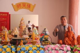 ป้าเชง บุญไทย ตั้งเด่นไชย ประธานในพิธีบวงสรวง บรรจุยันต์ดวง ใต้ฐาน องค์เทพเจ้าเตียวฮู้เทียนซือ หรือ เตี่ยวเทียนซื่อ