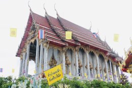 สมุทรปราการ บรรยากาศ ตักบาตรเทโวโรหณะ วัดศรีวารีน้อย พุทธศาสนิกชน ต.ศรีจรเข้ใหญ่ อ.บางเสาธง จ.สมุทรปราการ  ต่างพาบุตรหลาน สวมชุดขาวมาทั้งครอบครัว ร่วมมาทำบุญตักบาตรโวโรหณะ เนื่องในวันออกพรรษา ประจำปี 2568 