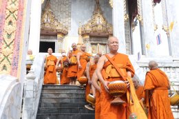 สมุทรปราการ บรรยากาศ ตักบาตรเทโวโรหณะ วัดศรีวารีน้อย พุทธศาสนิกชน ต.ศรีจรเข้ใหญ่ อ.บางเสาธง จ.สมุทรปราการ  ต่างพาบุตรหลาน สวมชุดขาวมาทั้งครอบครัว ร่วมมาทำบุญตักบาตรโวโรหณะ เนื่องในวันออกพรรษา ประจำปี 2568 