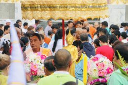 สมุทรปราการ บรรยากาศ ตักบาตรเทโวโรหณะ วัดศรีวารีน้อย พุทธศาสนิกชน ต.ศรีจรเข้ใหญ่ อ.บางเสาธง จ.สมุทรปราการ  ต่างพาบุตรหลาน สวมชุดขาวมาทั้งครอบครัว ร่วมมาทำบุญตักบาตรโวโรหณะ เนื่องในวันออกพรรษา ประจำปี 2568 