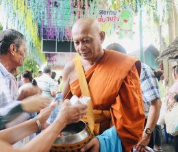 สมุทรปราการ บรรยากาศ ตักบาตรเทโวโรหณะ วัดศรีวารีน้อย พุทธศาสนิกชน ต.ศรีจรเข้ใหญ่ อ.บางเสาธง จ.สมุทรปราการ  ต่างพาบุตรหลาน สวมชุดขาวมาทั้งครอบครัว ร่วมมาทำบุญตักบาตรโวโรหณะ เนื่องในวันออกพรรษา ประจำปี 2568 
