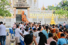 สมุทรปราการ บรรยากาศ ตักบาตรเทโวโรหณะ วัดศรีวารีน้อย พุทธศาสนิกชน ต.ศรีจรเข้ใหญ่ อ.บางเสาธง จ.สมุทรปราการ  ต่างพาบุตรหลาน สวมชุดขาวมาทั้งครอบครัว ร่วมมาทำบุญตักบาตรโวโรหณะ เนื่องในวันออกพรรษา ประจำปี 2568 