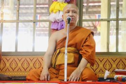 สมุทรปราการ บรรยากาศ ตักบาตรเทโวโรหณะ วัดศรีวารีน้อย พุทธศาสนิกชน ต.ศรีจรเข้ใหญ่ อ.บางเสาธง จ.สมุทรปราการ  ต่างพาบุตรหลาน สวมชุดขาวมาทั้งครอบครัว ร่วมมาทำบุญตักบาตรโวโรหณะ เนื่องในวันออกพรรษา ประจำปี 2568 