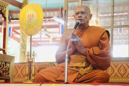 สมุทรปราการ บรรยากาศ ตักบาตรเทโวโรหณะ วัดศรีวารีน้อย พุทธศาสนิกชน ต.ศรีจรเข้ใหญ่ อ.บางเสาธง จ.สมุทรปราการ  ต่างพาบุตรหลาน สวมชุดขาวมาทั้งครอบครัว ร่วมมาทำบุญตักบาตรโวโรหณะ เนื่องในวันออกพรรษา ประจำปี 2568 