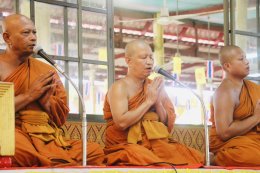สมุทรปราการ บรรยากาศ ตักบาตรเทโวโรหณะ วัดศรีวารีน้อย พุทธศาสนิกชน ต.ศรีจรเข้ใหญ่ อ.บางเสาธง จ.สมุทรปราการ  ต่างพาบุตรหลาน สวมชุดขาวมาทั้งครอบครัว ร่วมมาทำบุญตักบาตรโวโรหณะ เนื่องในวันออกพรรษา ประจำปี 2568 