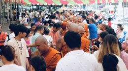 สมุทรปราการ บรรยากาศ ตักบาตรเทโวโรหณะ วัดศรีวารีน้อย พุทธศาสนิกชน ต.ศรีจรเข้ใหญ่ อ.บางเสาธง จ.สมุทรปราการ  ต่างพาบุตรหลาน สวมชุดขาวมาทั้งครอบครัว ร่วมมาทำบุญตักบาตรโวโรหณะ เนื่องในวันออกพรรษา ประจำปี 2568 