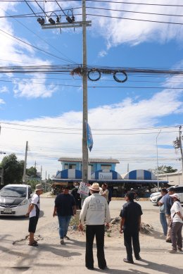 หัวหน้าพรรคแรงงานสร้างชาติ รับเรื่องร้องเรียน! ชาวบ้านกว่า 1,500 หลังคาเรือนเดือดร้อน เสาไฟฟ้าตั้งขวางทางเข้าออกซอย ถนนหนามแดง สมุทรปราการ