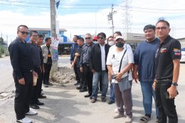 หัวหน้าพรรคแรงงานสร้างชาติ รับเรื่องร้องเรียน! ชาวบ้านกว่า 1,500 หลังคาเรือนเดือดร้อน เสาไฟฟ้าตั้งขวางทางเข้าออกซอย ถนนหนามแดง สมุทรปราการ