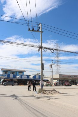 หัวหน้าพรรคแรงงานสร้างชาติ รับเรื่องร้องเรียน! ชาวบ้านกว่า 1,500 หลังคาเรือนเดือดร้อน เสาไฟฟ้าตั้งขวางทางเข้าออกซอย ถนนหนามแดง สมุทรปราการ