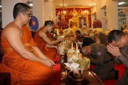 พระเทพวชิราลังการ นำคณะสงฆ์วัดศรีเอี่ยม บำเพ็ญกุศลอุทิศถวาย 'พระบรมราชชนนีพันปีหลวง'  พล.ต.อ.ธวัชชัย ภัยลี้ อดีตรอง ผบ.ตร. ร่วมเป็นประธาน สมาคมตำรวจ-สตรีนักธุรกิจฯ  ร่วมแน่น!!