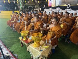 พุทธศาสนิกชนนับพัน ร่วมสวดมนต์ข้ามปี วัดศรีวารีน้อย อำเภอบางเสาธง จังหวัดสมุทรปราการ โดยมีพระครูปลัดสุวัฒนกวีคุณ เจ้าคณะตำบลศีรษะจรเข้ใหญ่  เจ้าอาวาสวัดศรีวารีน้อย นำคณะสงฆ์ร่วมสวดเจริญพระพุทธมนต์